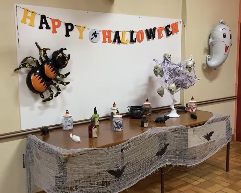 Un décor préparé pour une fête d’Halloween de l’association