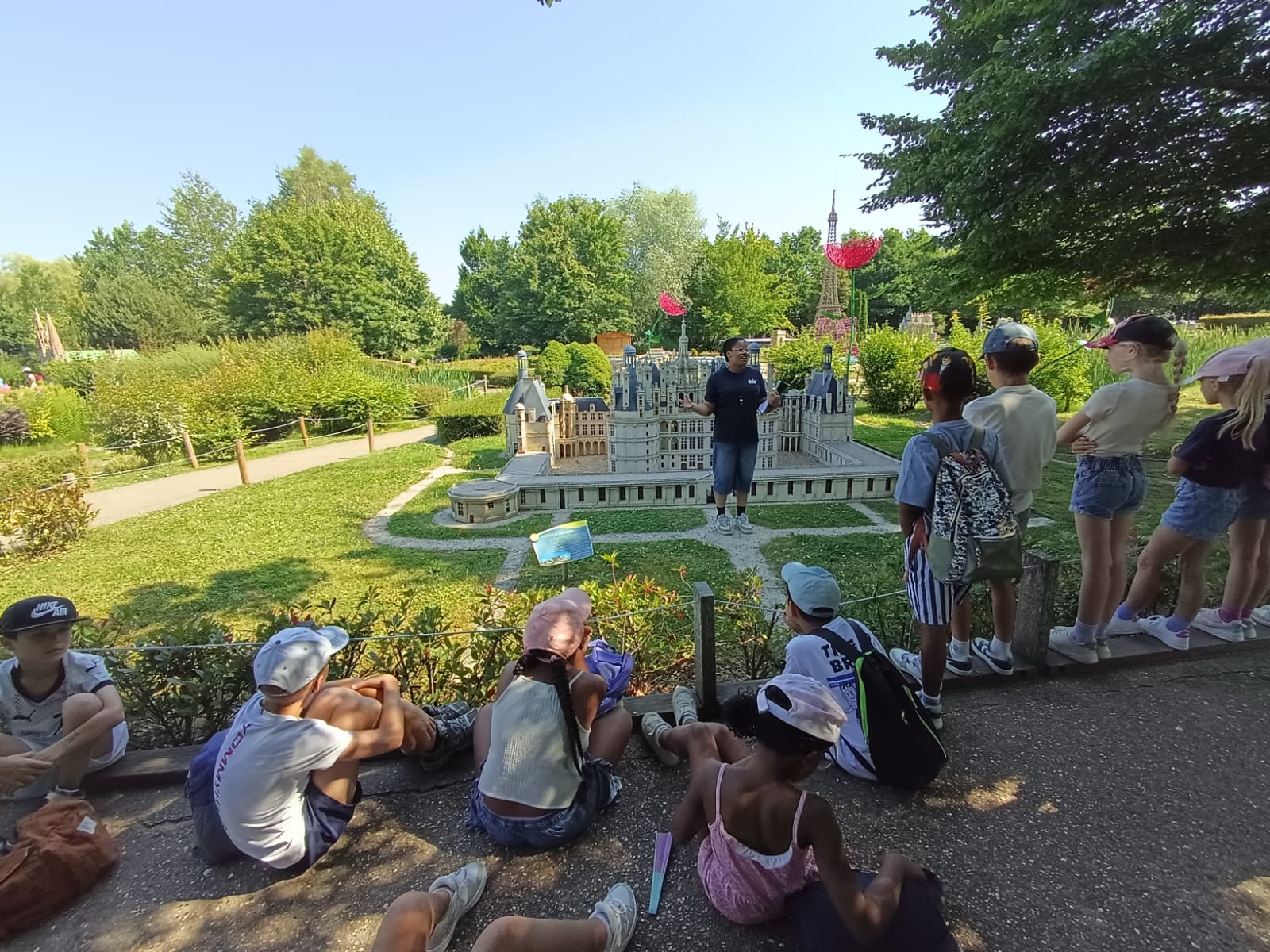 Des élèves découvrent les monuments de France Miniature lors d’une sortie scolaire